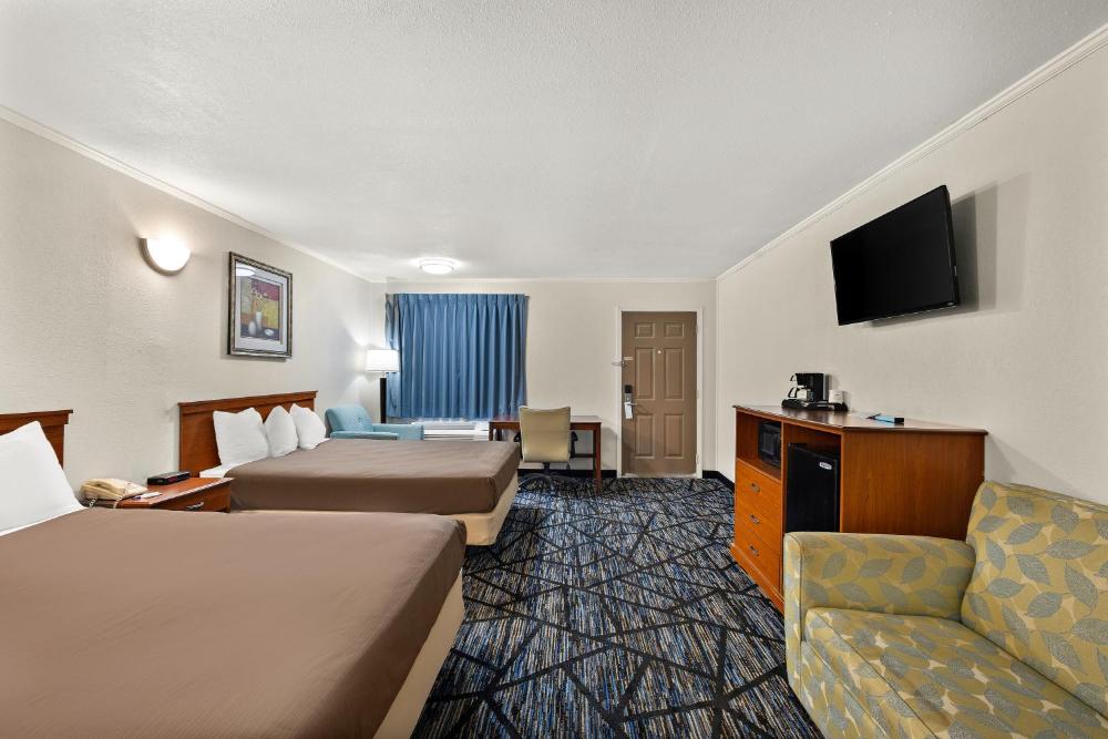 2 Queen and 1 King Bed Non-Smoking interior